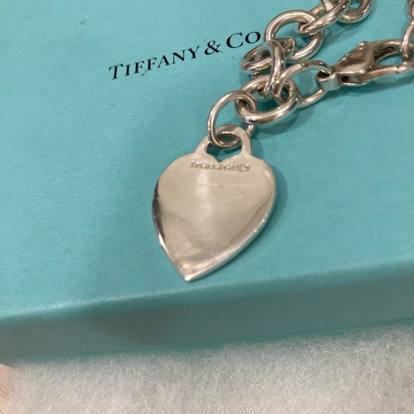Authenticated Tiffany & Co. thick sterling silver chain bracelet heart charm - Picture 4 of 10